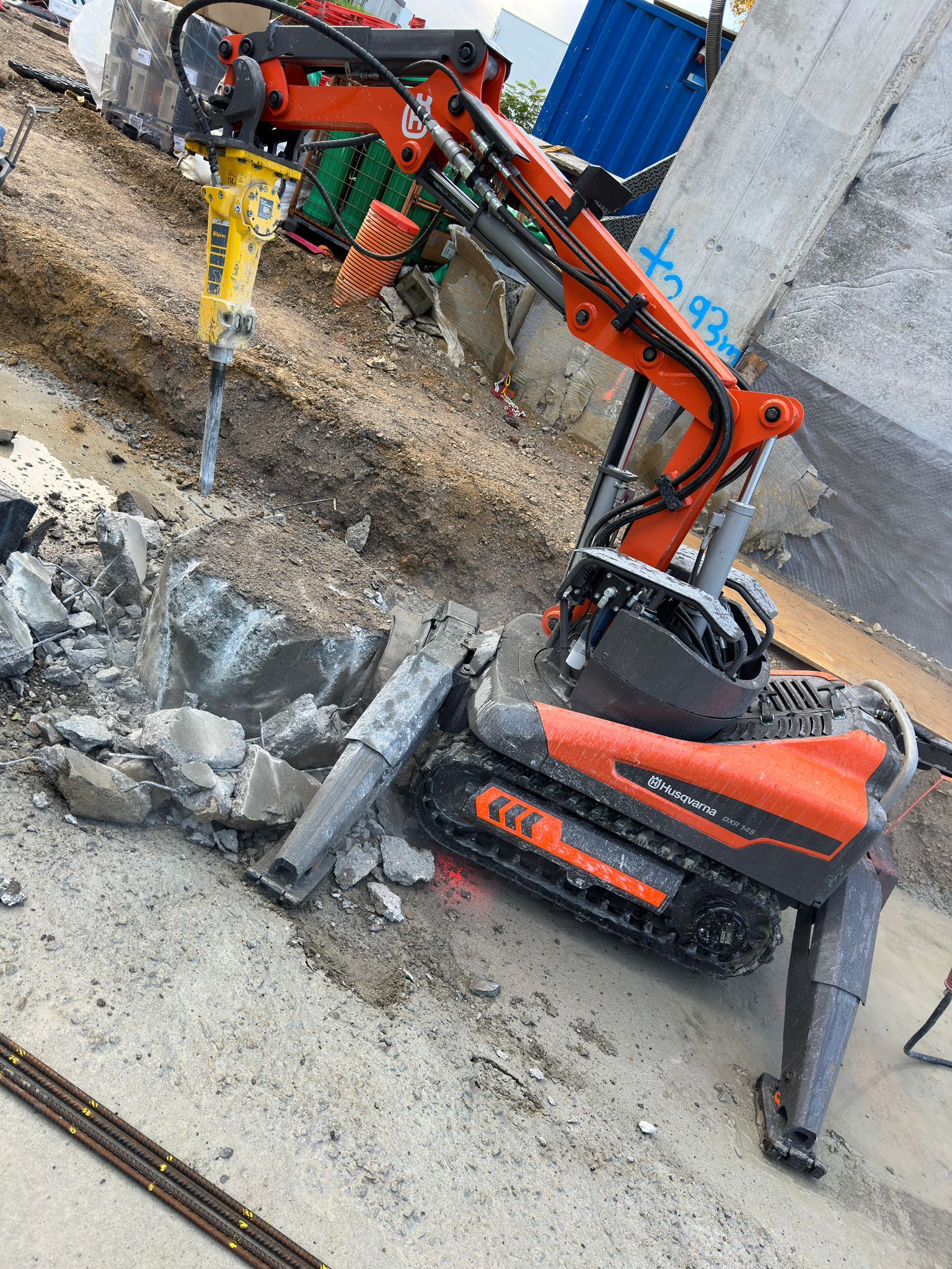 Abbruch und Rückbau in Betonwand